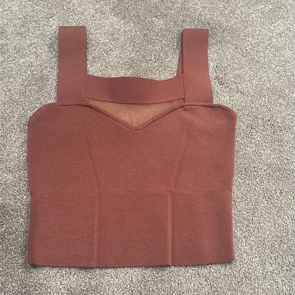 Express body contour cropped tank